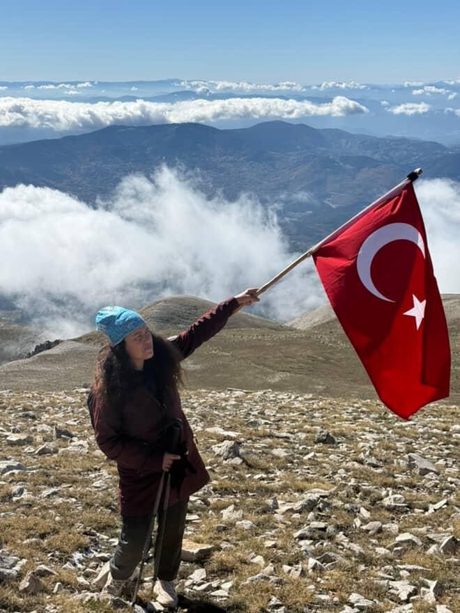 İnegöllü sporcu Güler Yıldırım, 29 Ekim Cumhuriyet yürüyüşünde Uludağ zirvesinde!-1