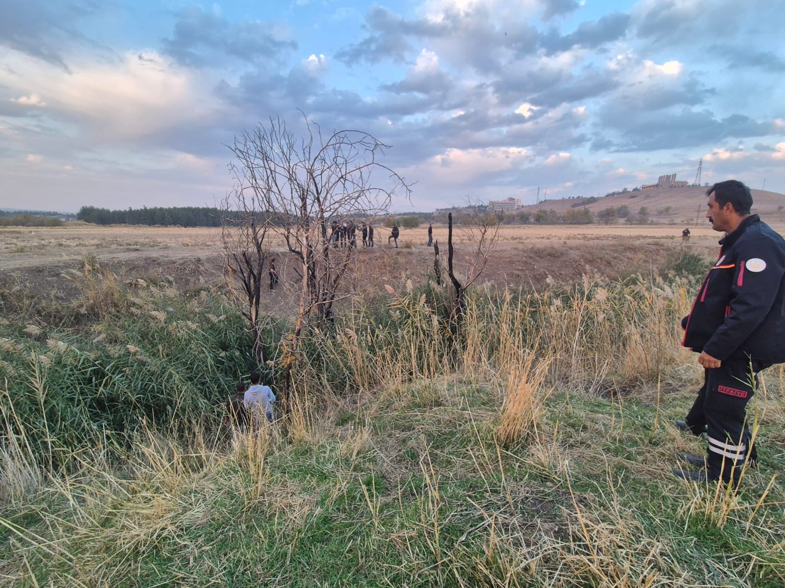 Diyarbakır’da Tedavi Gördüğü Hastaneden Ayrıldıktan Sonra Kaybolan Polis Memuru, 6 Gün Süren Arama Çalışmalarının Ardından Sazlık Alanda Ölü Bulundu (2)
