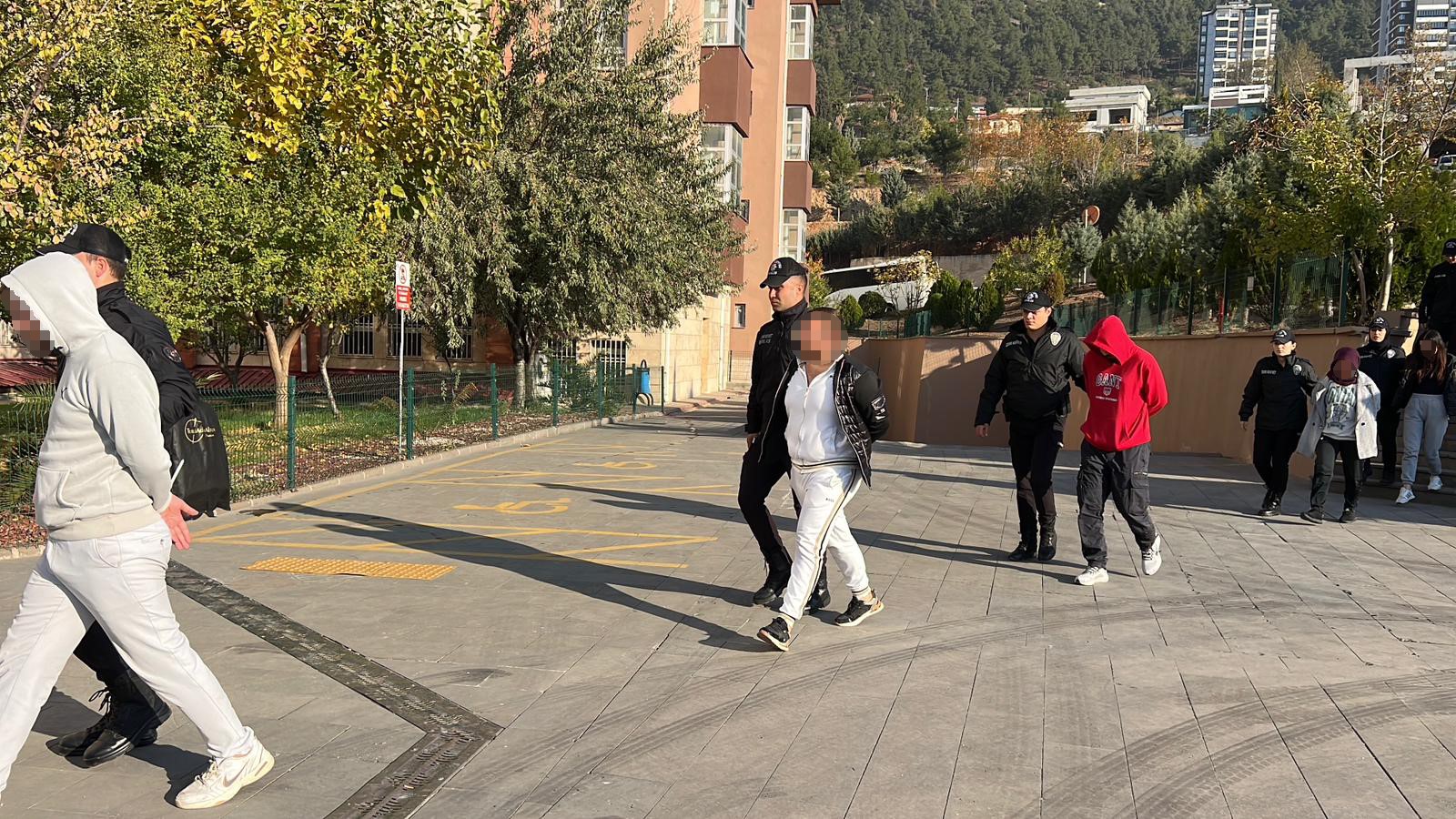 Dolandırıcılık Ve Bahis Şebekesi 8,5 Milyarlık Işlem Hacmi Oluşturmuş (3)