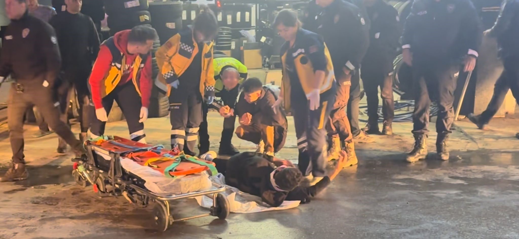 Dur İhtarına Uymayan Motosikletli Polis Aracına Çarptı (2)