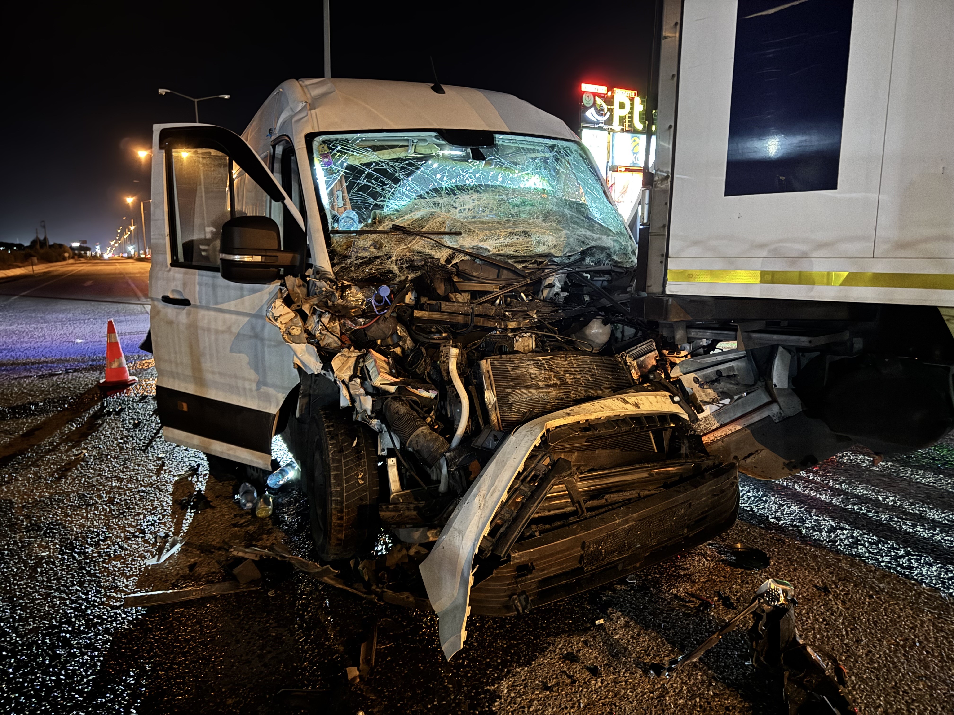 Edirne’de Panelvanın Tıra Çarptığı Kazada Sürücü Araçta Sıkışarak Yaralandı. Yaralı Hastaneye Kaldırıldı, Jandarma Inceleme Başlattı (1)