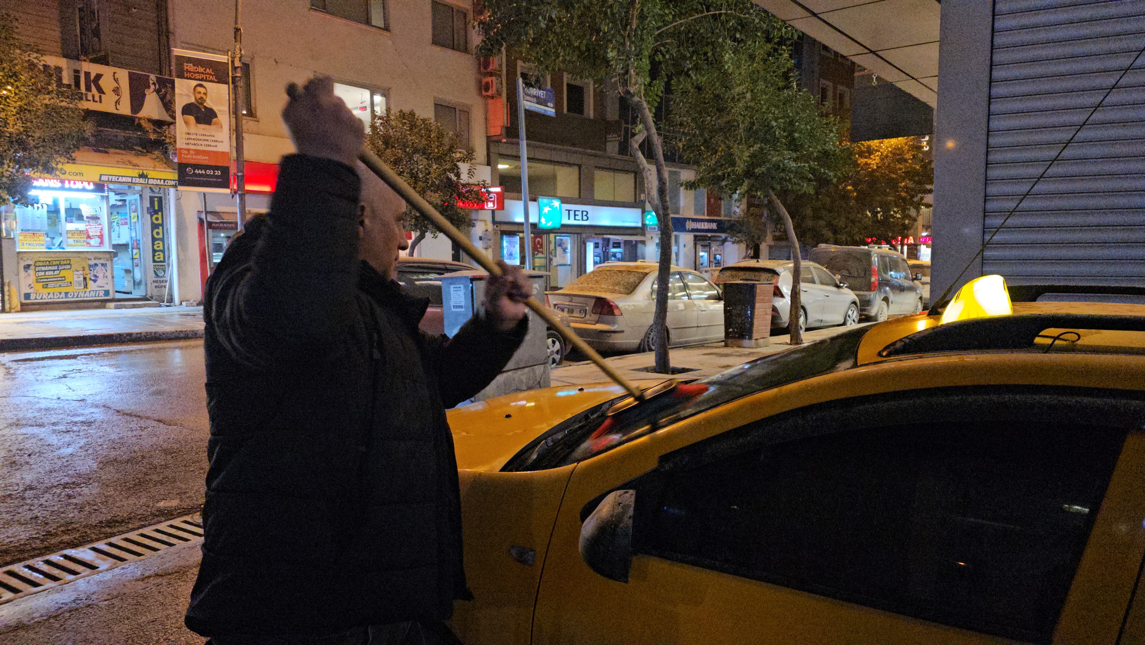 Elazığ’da Gece Saatlerinde Toz Taşınımının Yağışla Birleşmesi Sonucu Kentte Çamur Yağdı. Araçlar Çamurla Kaplandı, Vatandaşlar Temizlik Için Uğraştı (1)