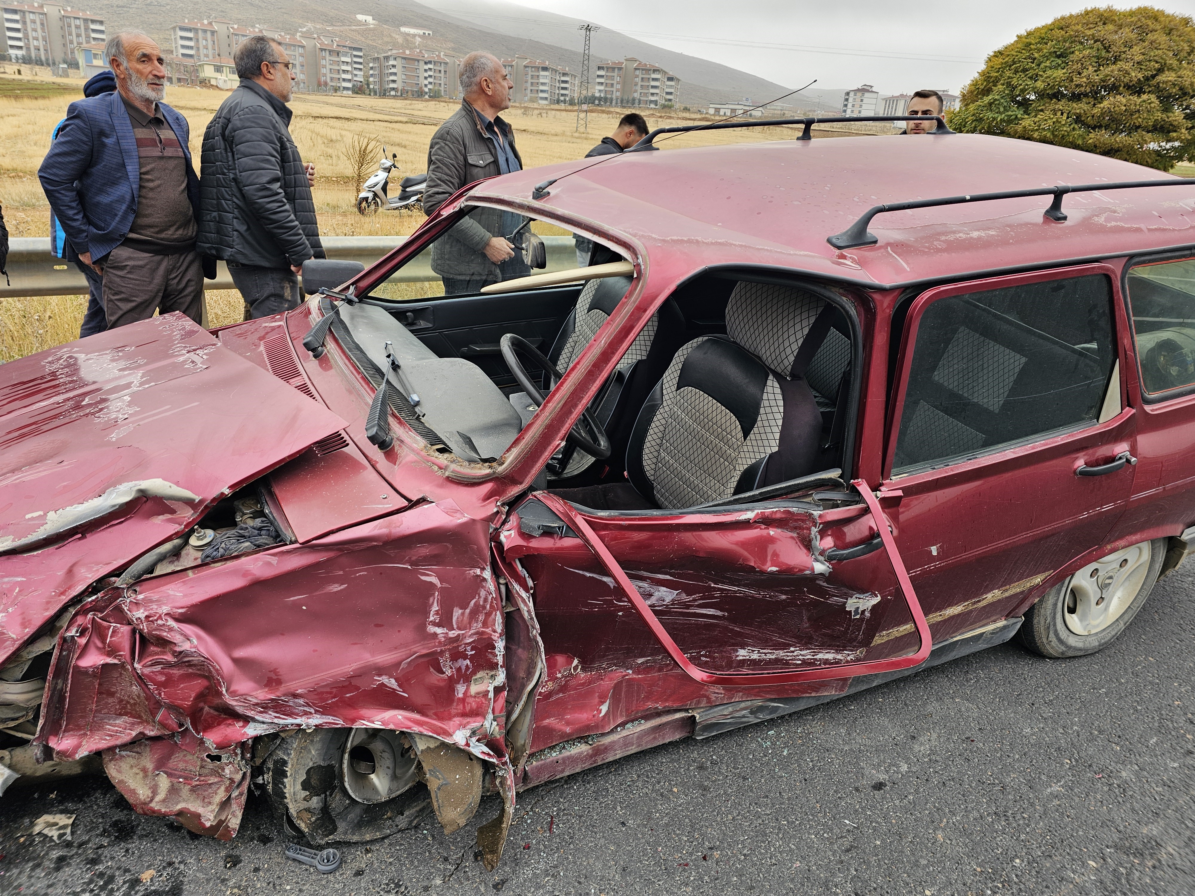Elazığ’da Iki Otomobilin Kavşakta Çarpıştığı Kazada 2’Si Ağır 4 Kişi Yaralandı. Yaralılar Hastaneye Kaldırıldı, Olayla Ilgili Inceleme Sürüyor (1)