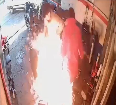 Elazığ’da Motosiklet Tamiri Sırasında Çıkan Yangın Yanlış Müdahaleyle Büyüdü. Alevlerin Arasında Kalan Iki Kişi Yara Almadan Kurtuldu (1)