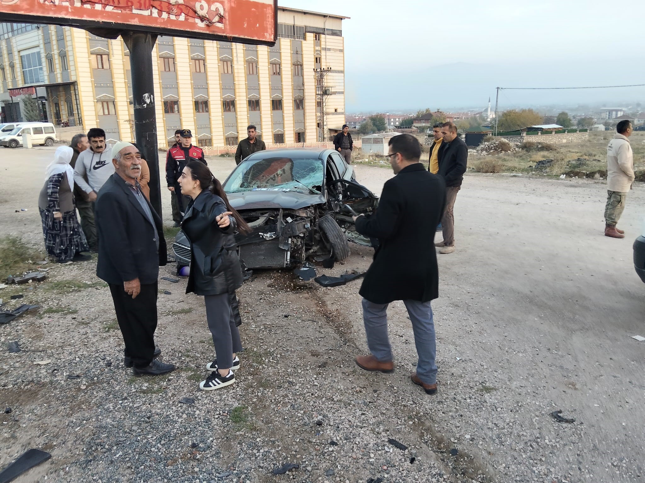 Elazığ’da Traktörle Çarpışan Otomobil Savrularak Yayaya Çarptı. Kazada 1 Kişi Hayatını Kaybetti, 2 Sürücü Yaralandı. Olayla Ilgili Inceleme Sürüyor (1)