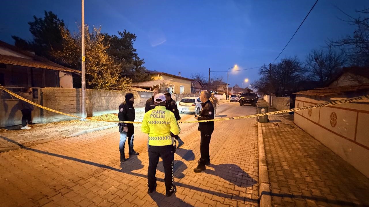 Erzincan’da Bir Evde Baba Ve Oğlu Silahla Vurulmuş Halde Ölü Bulundu (4)