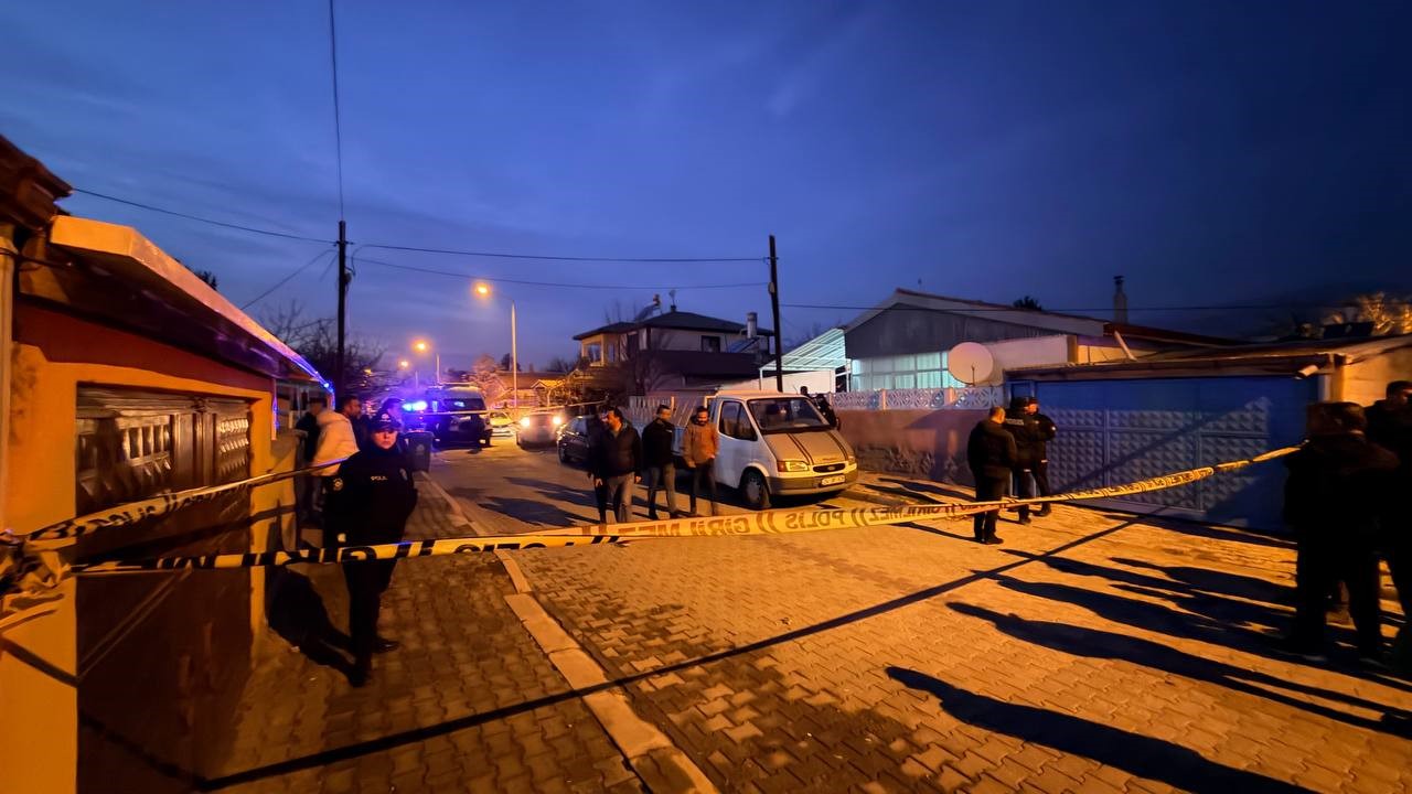 Erzincan’da Bir Evde Baba Ve Oğlu Silahla Vurulmuş Halde Ölü Bulundu (5)