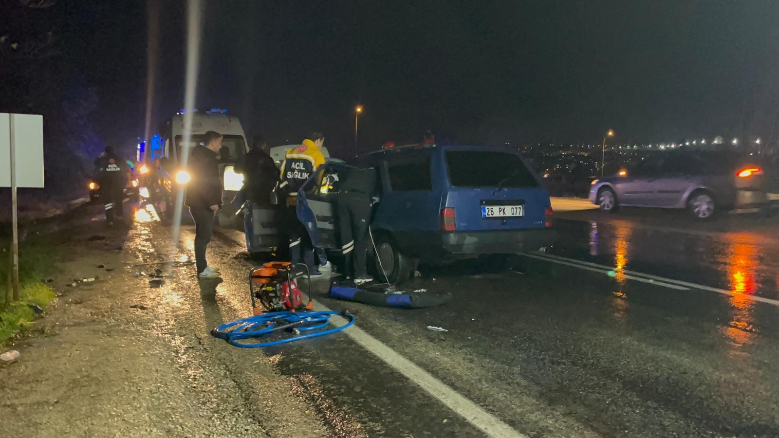 Eskişehir Afyonkarahisar Karayolunda Iki Araç Kafa Kafaya Çarpıştı! 3'Ü Çocuk 9 Yaralı (1)