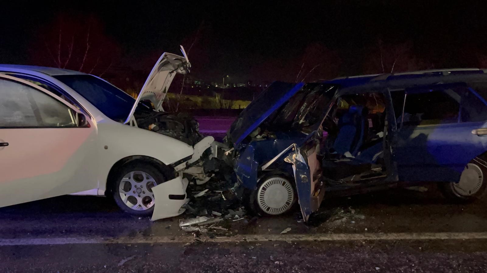 Eskişehir Afyonkarahisar Karayolunda Iki Araç Kafa Kafaya Çarpıştı! 3'Ü Çocuk 9 Yaralı (3)