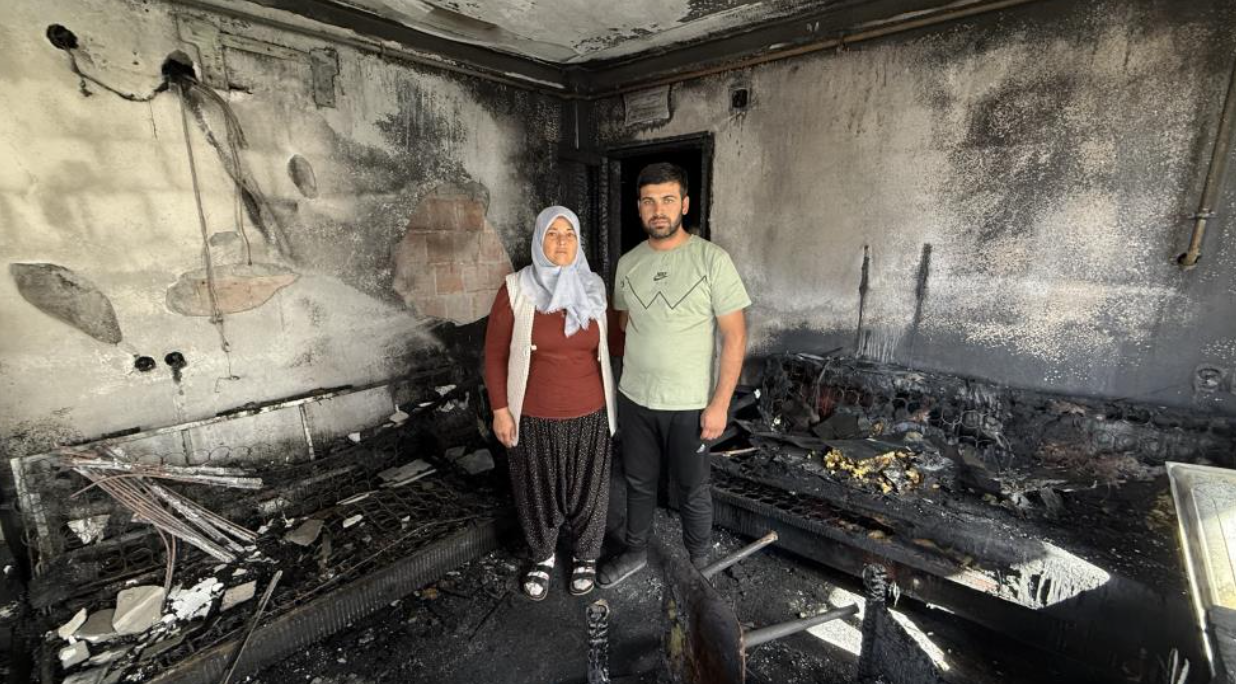 Evleri Yangında Küle Döndü, Aile Canını Zor Kurtardı (1)