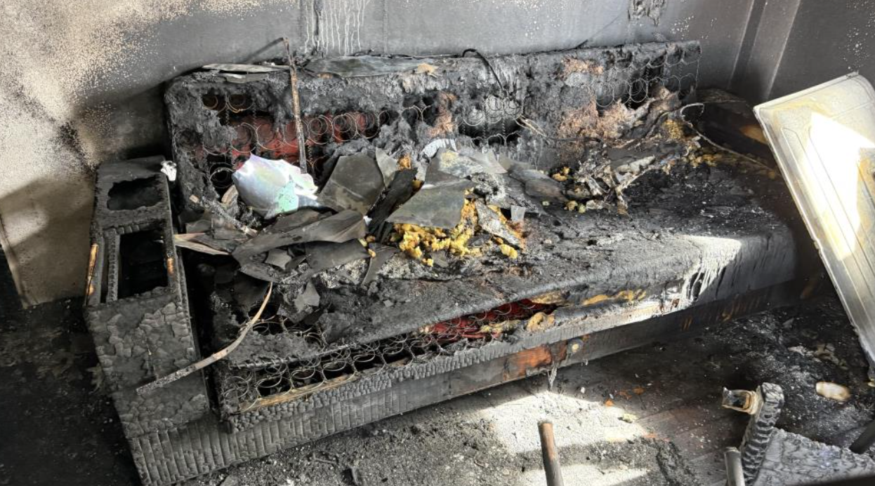 Evleri Yangında Küle Döndü, Aile Canını Zor Kurtardı (2)-1