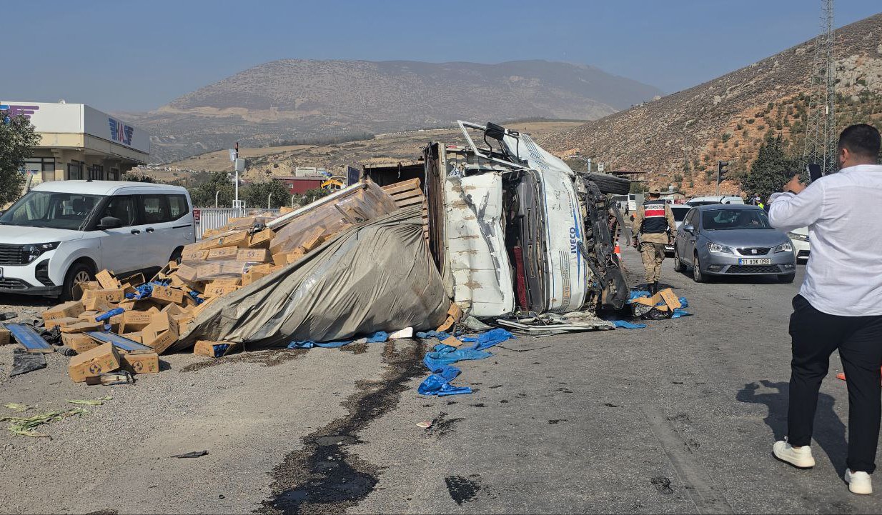 Freni Arızalanan Kamyon, Işıkta Bekleyen 8 Araca Çarptı (1)