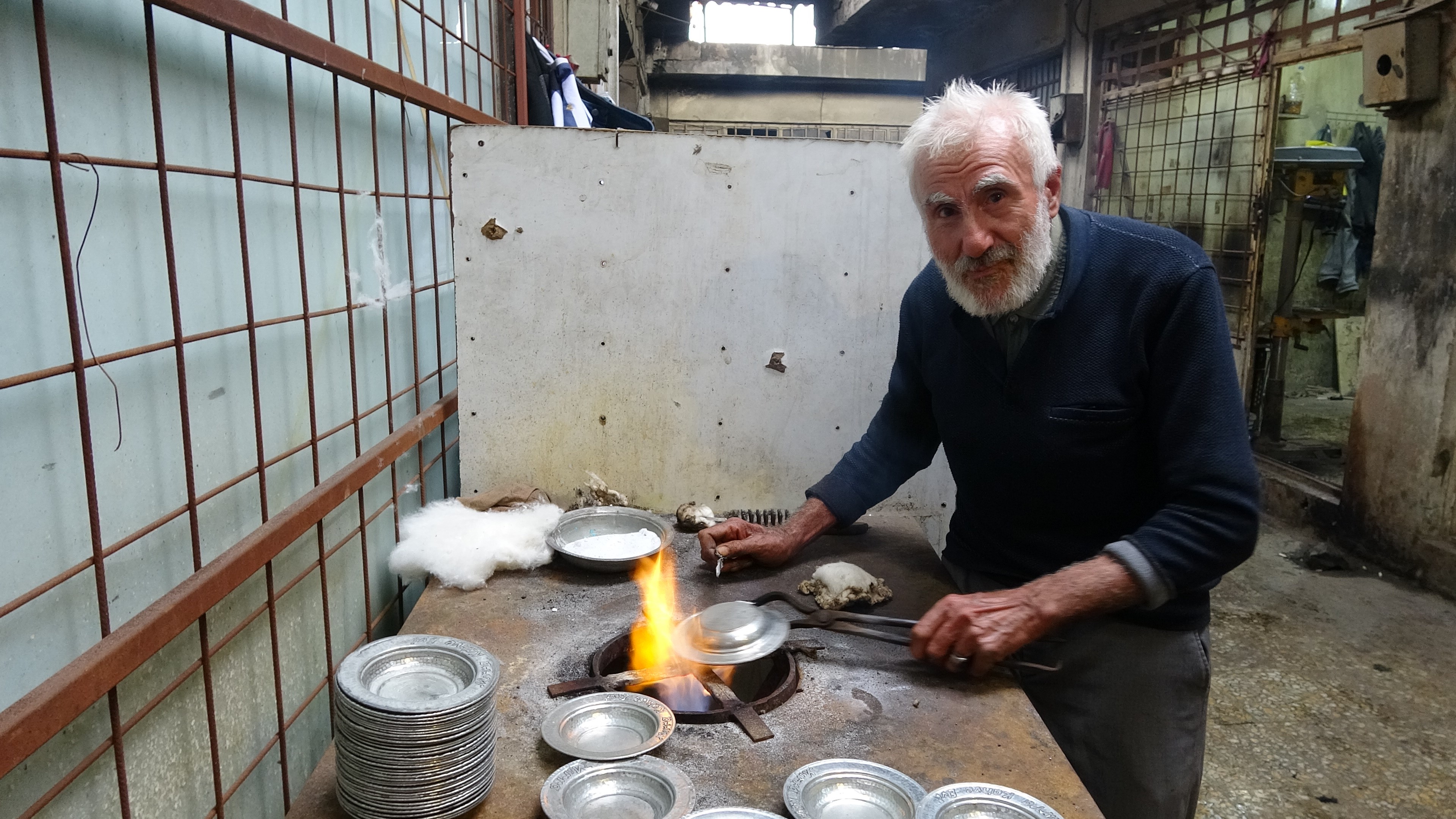 Gaziantep’te 80 Yaşındaki Kalay Ustası Osman Şimşek, Alzheimer Hastalığına Rağmen 70 Yıldır Mesleğini Sürdürüyor. Bakırcılar Çarşısı’nın Son Ustalarından Biri (1)