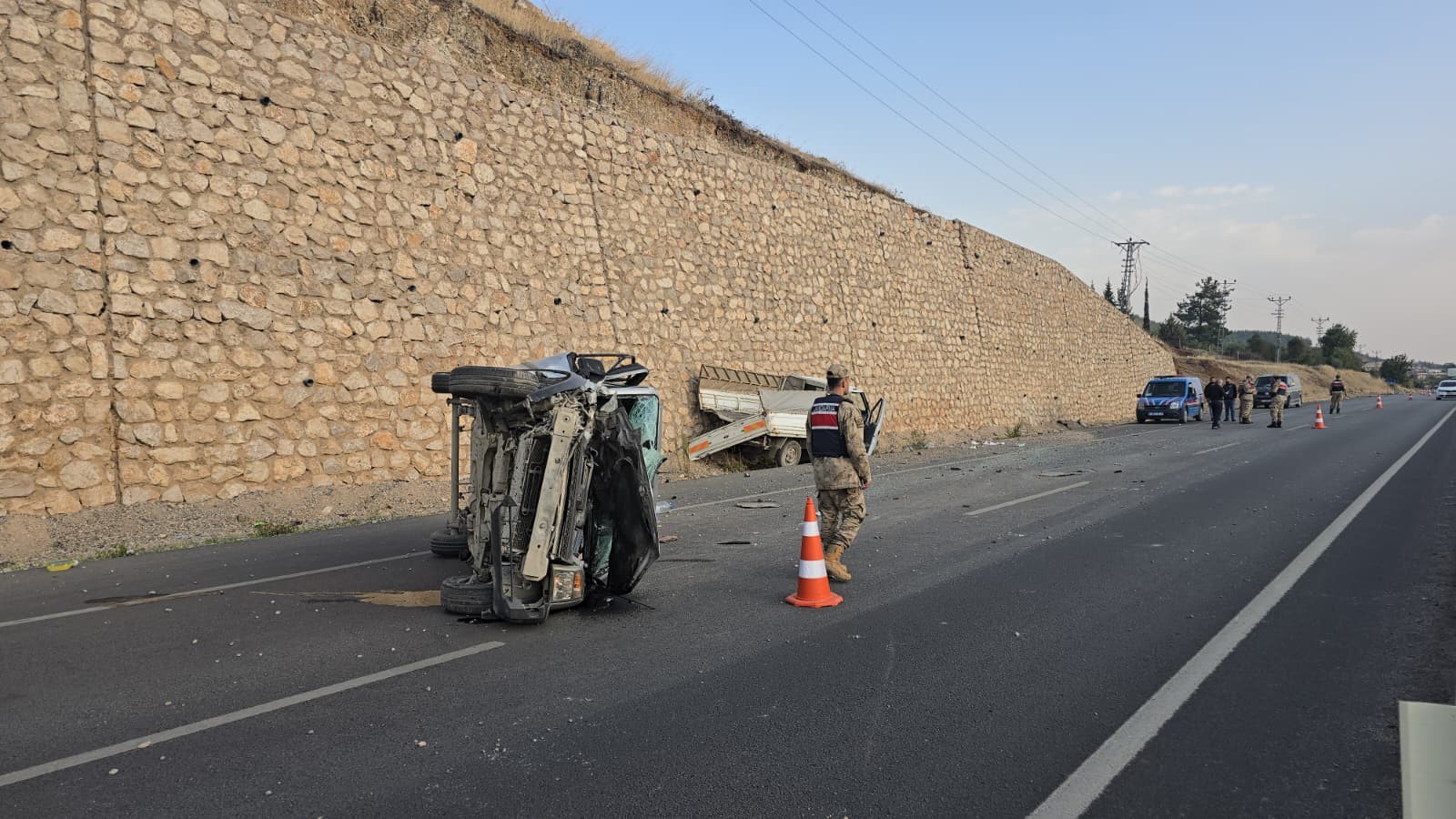 Gaziantep’te Kamyonetin Hafif Ticari Araca Arkadan Çarpması Sonucu Meydana Gelen Kazada 4 Kişi Yaralandı (1)