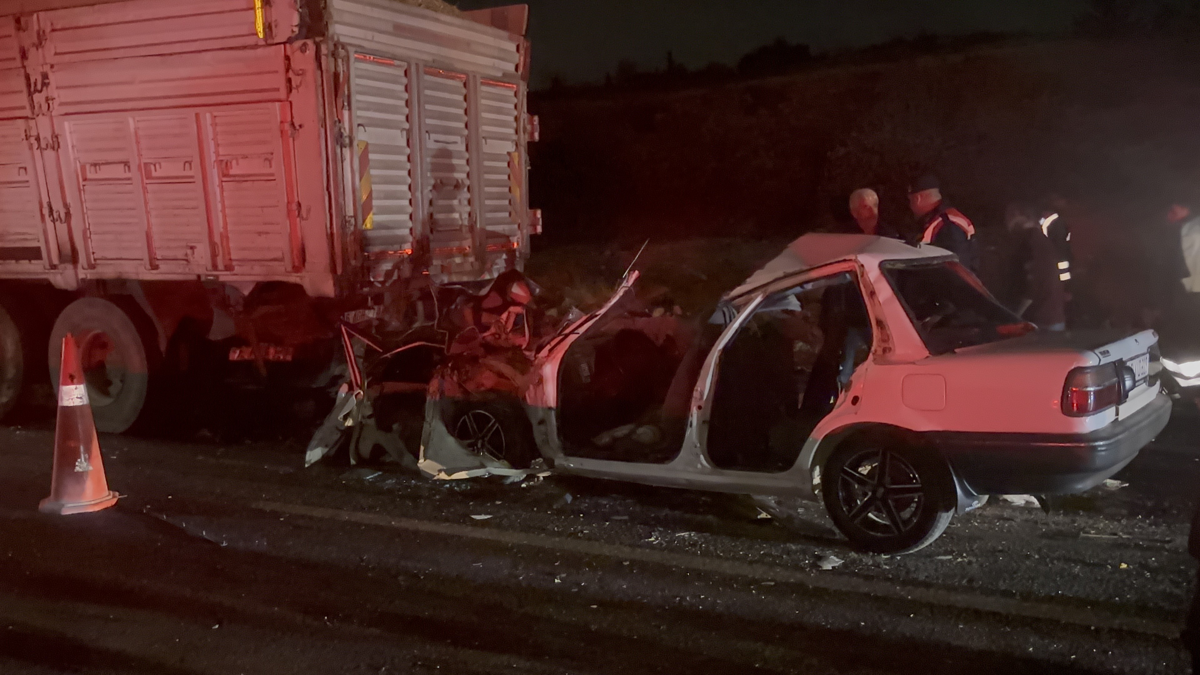 Gaziantep’te Silaj Yüklü Kamyona Çarpan Otomobilde Anne Ve Oğlu Hayatını Kaybetti (5)