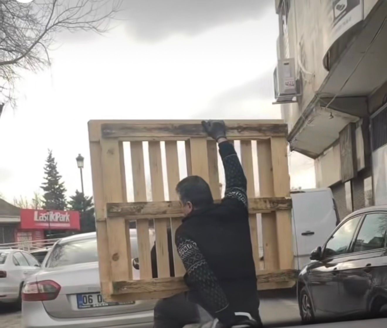 Gaziantep’te Yoğun Trafikte Motosikletle Palet Taşıyan Iki Kişinin Tehlikeli Yolculuğu Cep Telefonu Kamerasına Yansıdı. Olay Büyük Tepki Çekti (1)