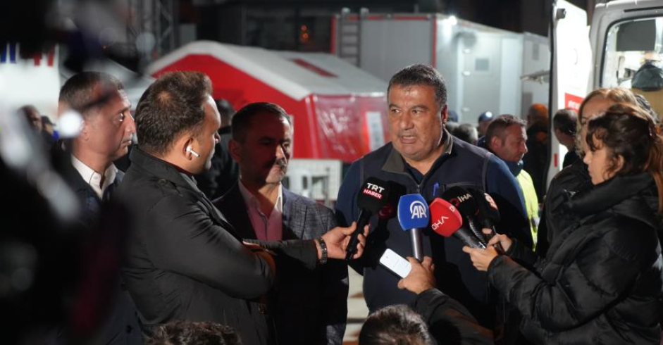 Gebze’de Çöken Binanın Bulunduğu Bölgede 40’Tan Fazla Uzman Inceleme Yapıyor (1)