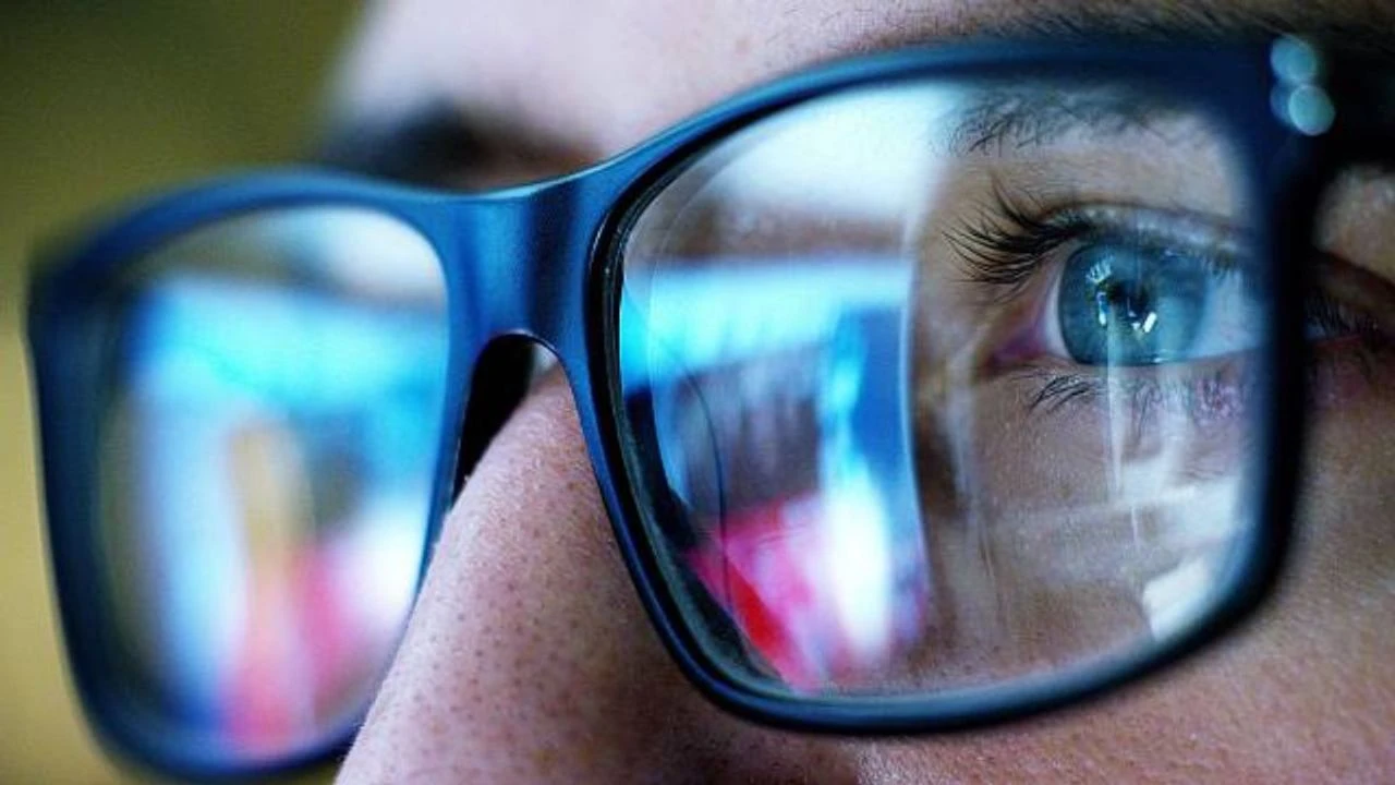 Gözlüklere Mavi Filtre Taktırmak Gerçekten Mantıklı Mı Göz Sağlığına Etkileri Nelerdir (2)