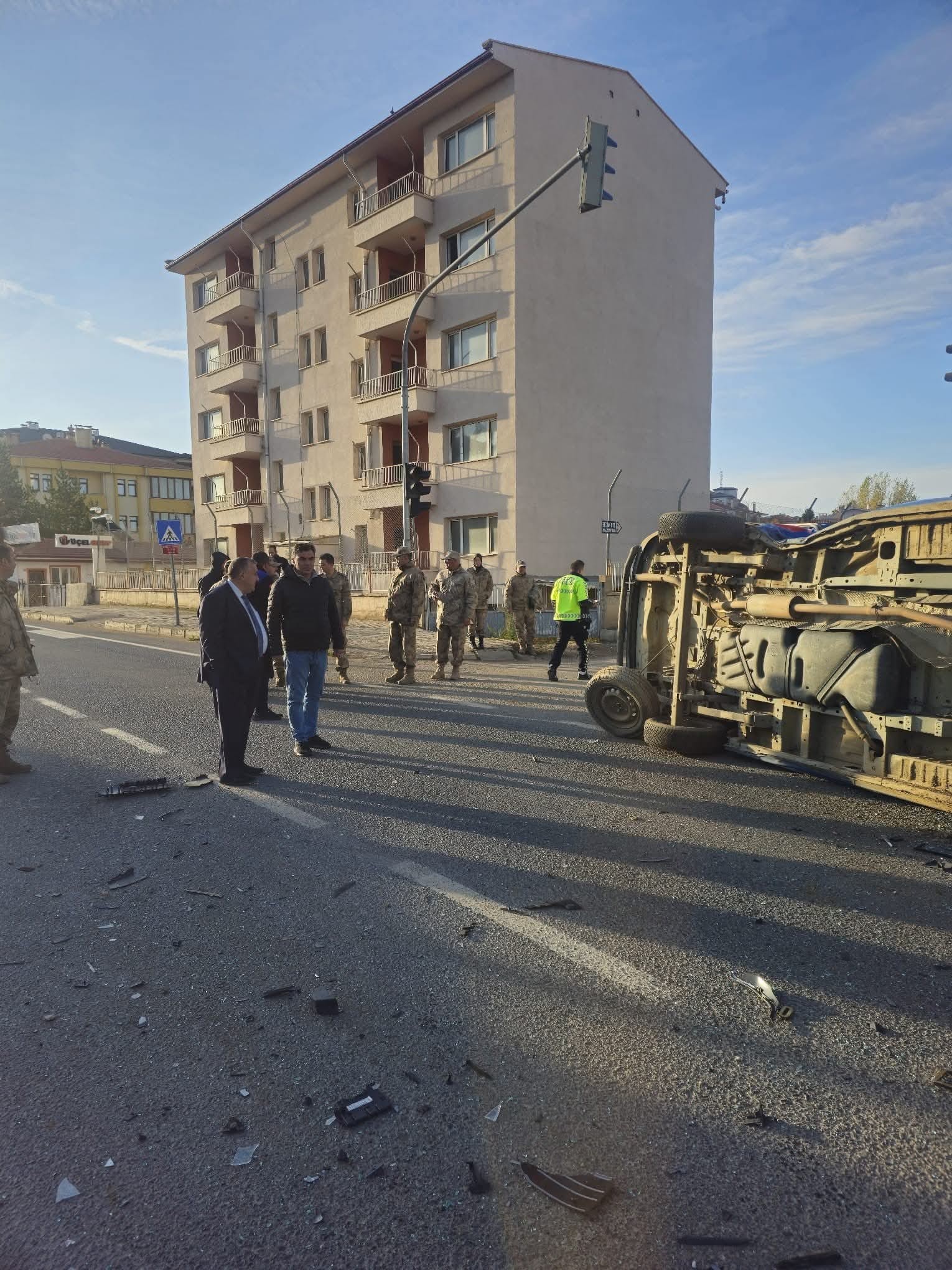 Gümüşhane'de Belediye Makam Aracı Ile Jandarma Minibüsü Çarpıştı! 2 Asker Yaralandı (1)