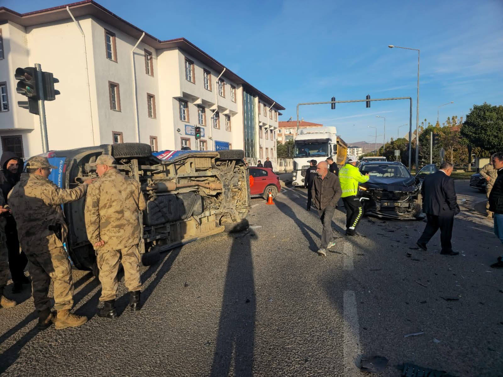 Gümüşhane'de Belediye Makam Aracı Ile Jandarma Minibüsü Çarpıştı! 2 Asker Yaralandı (2)