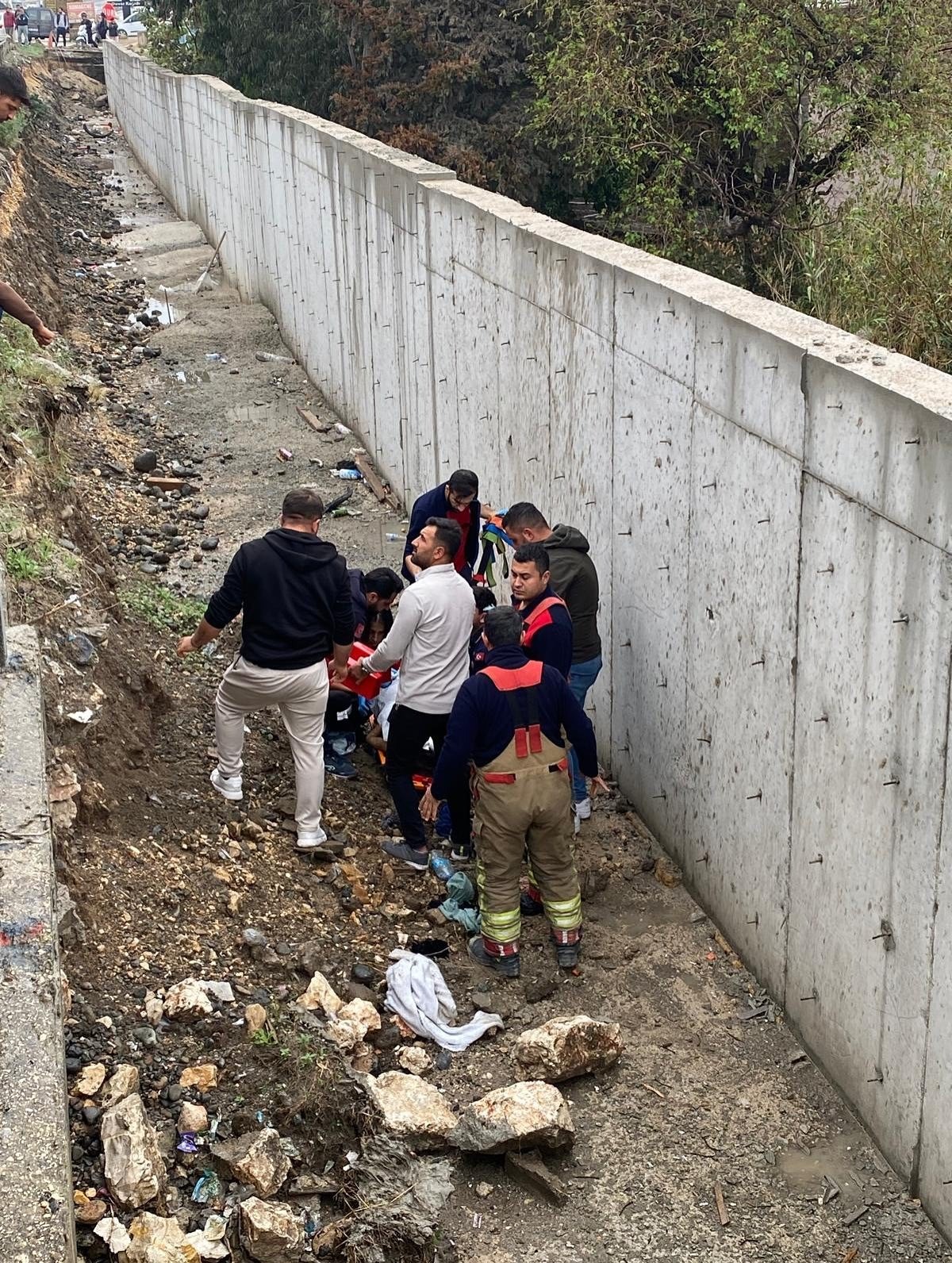 Hafif Ticari Araç Yayaya Çarptı! 23 Yaşındaki Genç Kadın Hayatını Kaybetti (1)