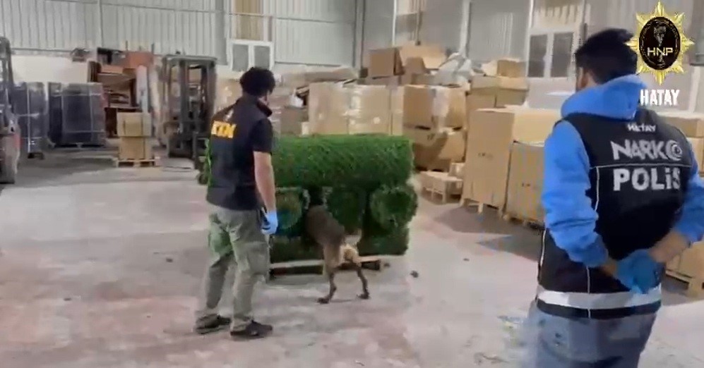Hatay’da Suni Çimlerin Arasına Gizlenmiş 306 Bin Captagon Hap Ele Geçirildi. Operasyonda Bir Kişi Tutuklandı, Iki Kişi Adli Kontrolle Serbest Bırakıldı (1)