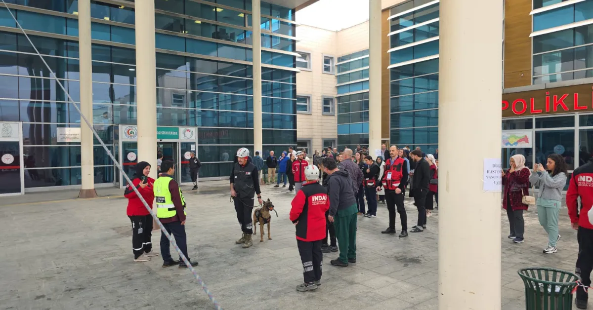 İnegöl Devlet Hastanesi’nde Gerçeğini Aratmayan Yangın Ve Deprem Tatbikatı (2)