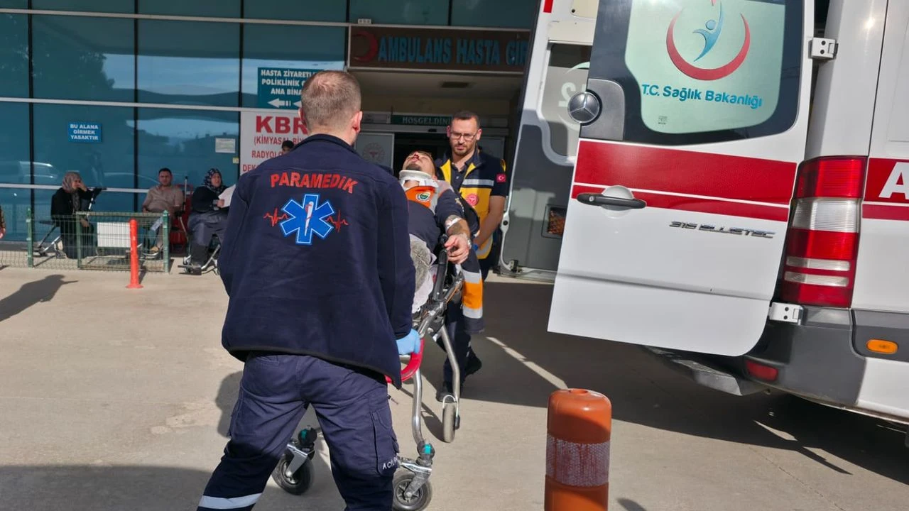 Inegol Ilcesinde Otomobil Ile Motosikletin Carpistigi Kazada Motosiklet Surucusu Yaralandi Yarali Hastaneye Kaldirildi