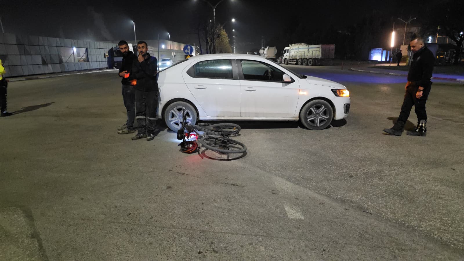 İnegöl Osb’de Otomobil Ile Bisikletin Çarpıştığı Kazada Bisiklet Sürücüsü Hafif Yaralandı. Olayla Ilgili Inceleme Devam Ediyor (1)-1