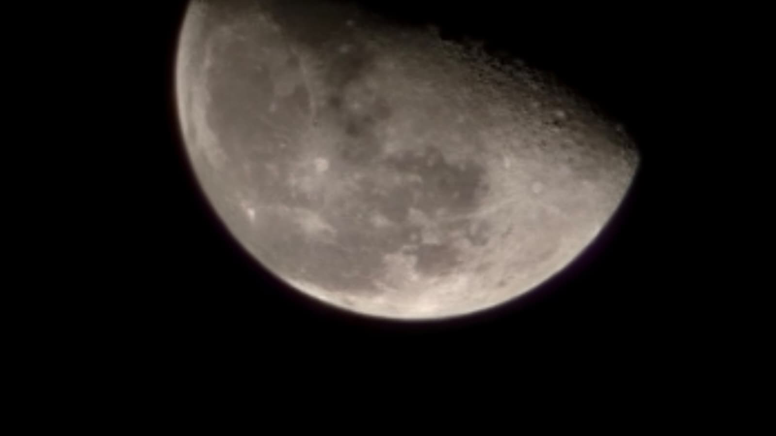 İnegöl’de Akşam Saatlerinde Ay’ın Yanında Parlak Şekilde Görünen Satürn, Vatandaşların Ilgisini Çekti (1)