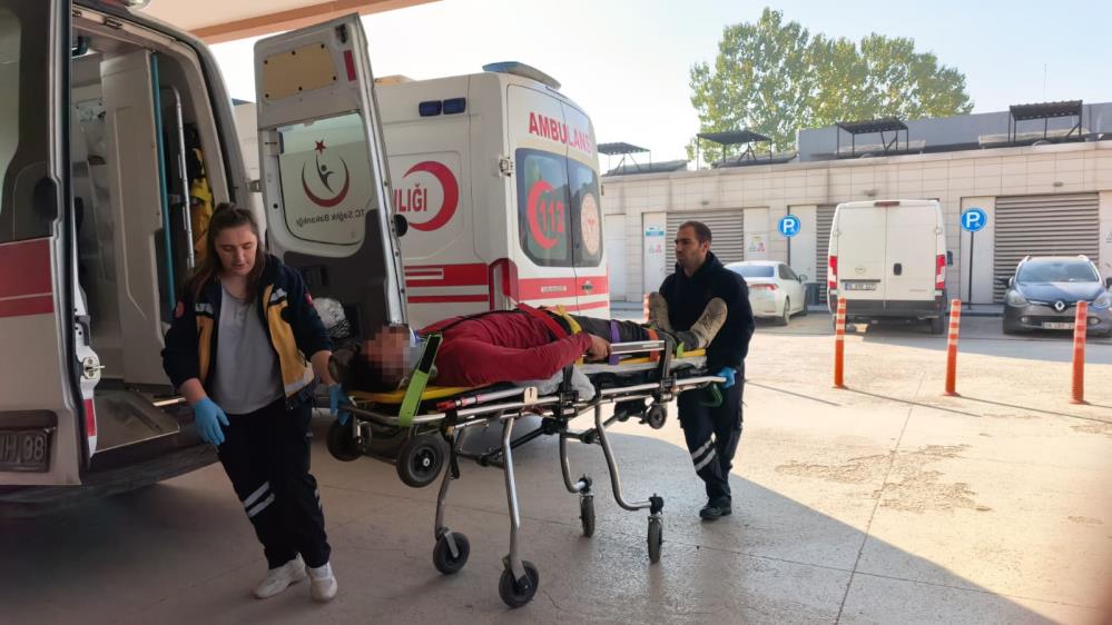 İnegöl’de Feci Kaza! Devrilen Tırın Sürücüsü Yaralandı (2)