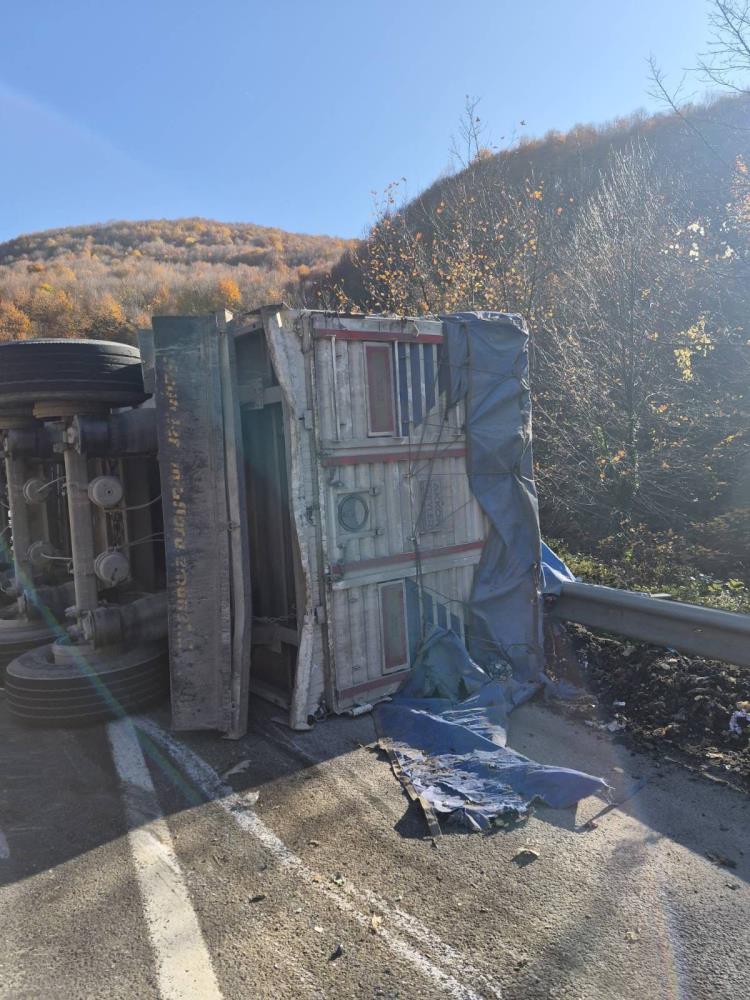 İnegöl’de Feci Kaza! Devrilen Tırın Sürücüsü Yaralandı (3)