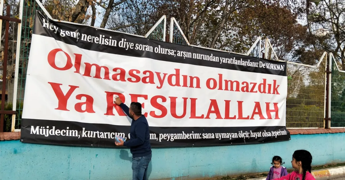 İnegöl’de Öğretmenden Örnek Davranış! Kirlenen Pankartı Temizleyip Mesajı Korudu (2)