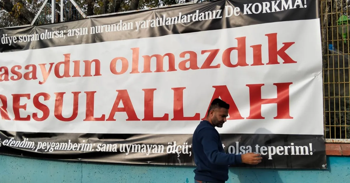 İnegöl’de Öğretmenden Örnek Davranış! Kirlenen Pankartı Temizleyip Mesajı Korudu (4)