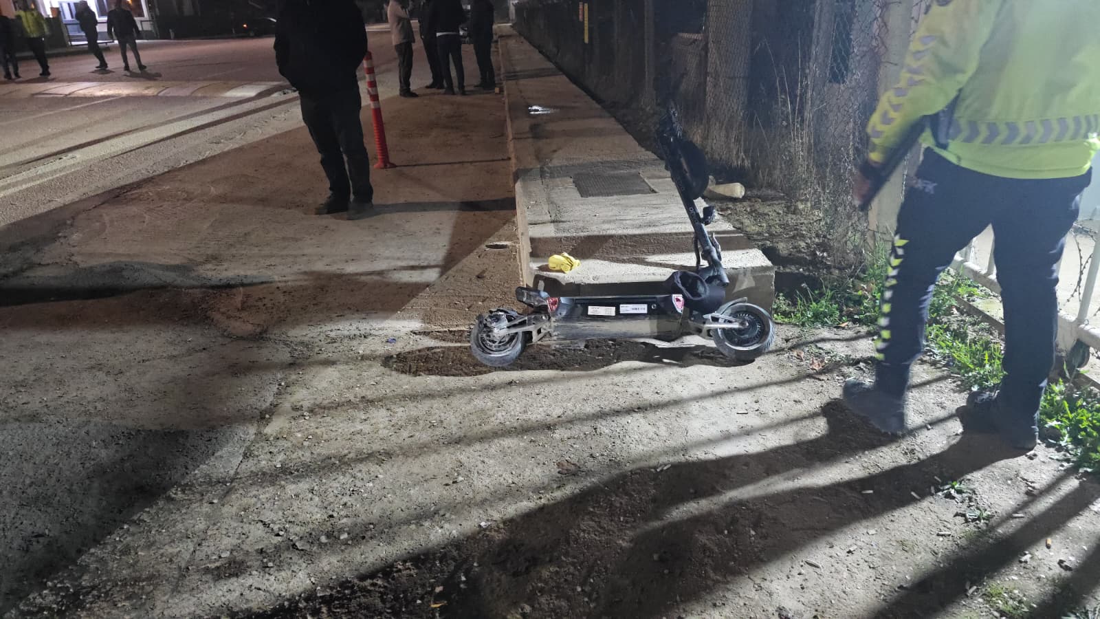 İnegöl’de Otomobil Ile Scooter Çarpıştı! 21 Yaşındaki Genç Ağır Yaralandı (1)-2