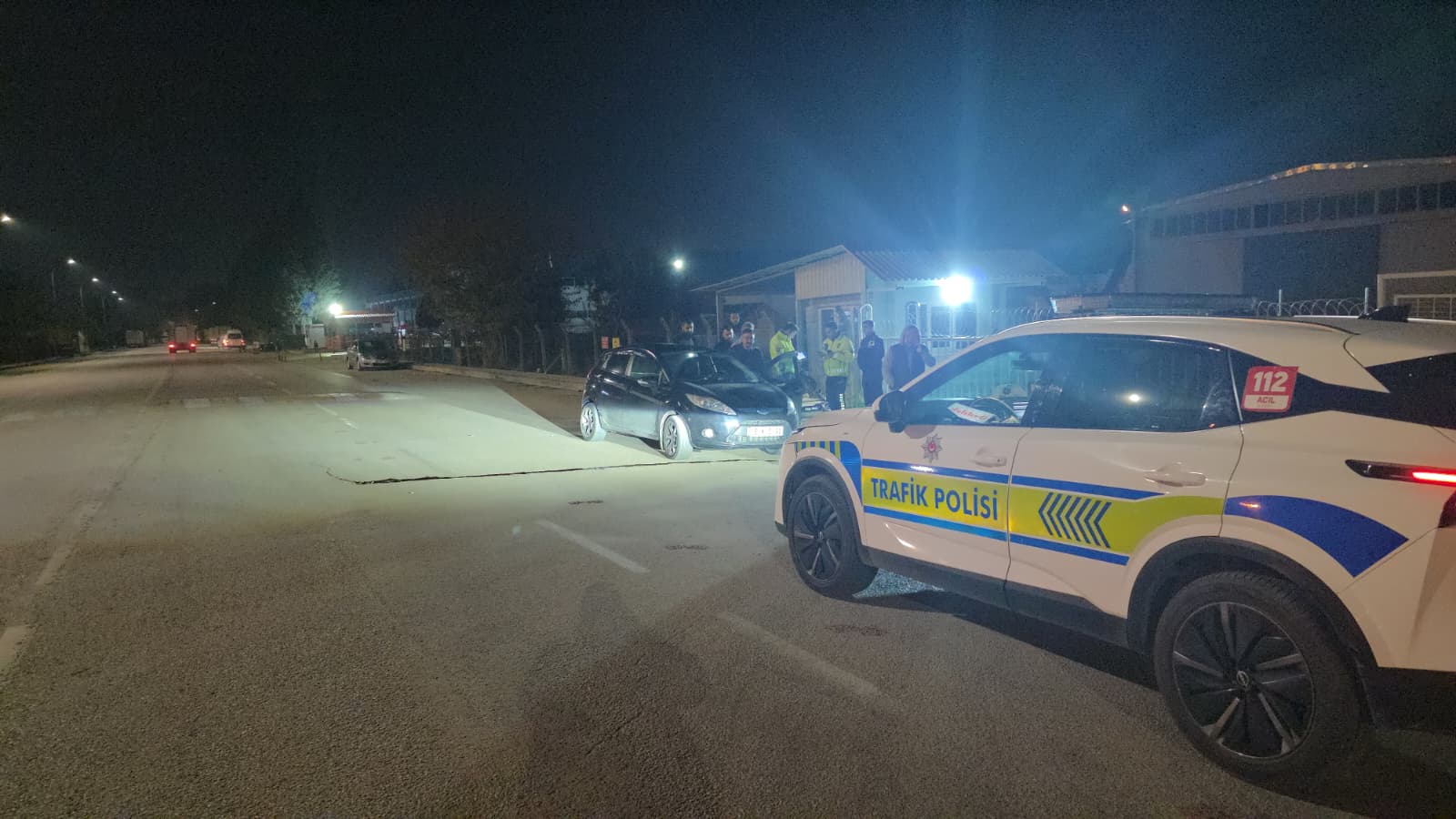 İnegöl’de Otomobil Ile Scooter Çarpıştı! 21 Yaşındaki Genç Ağır Yaralandı (3)