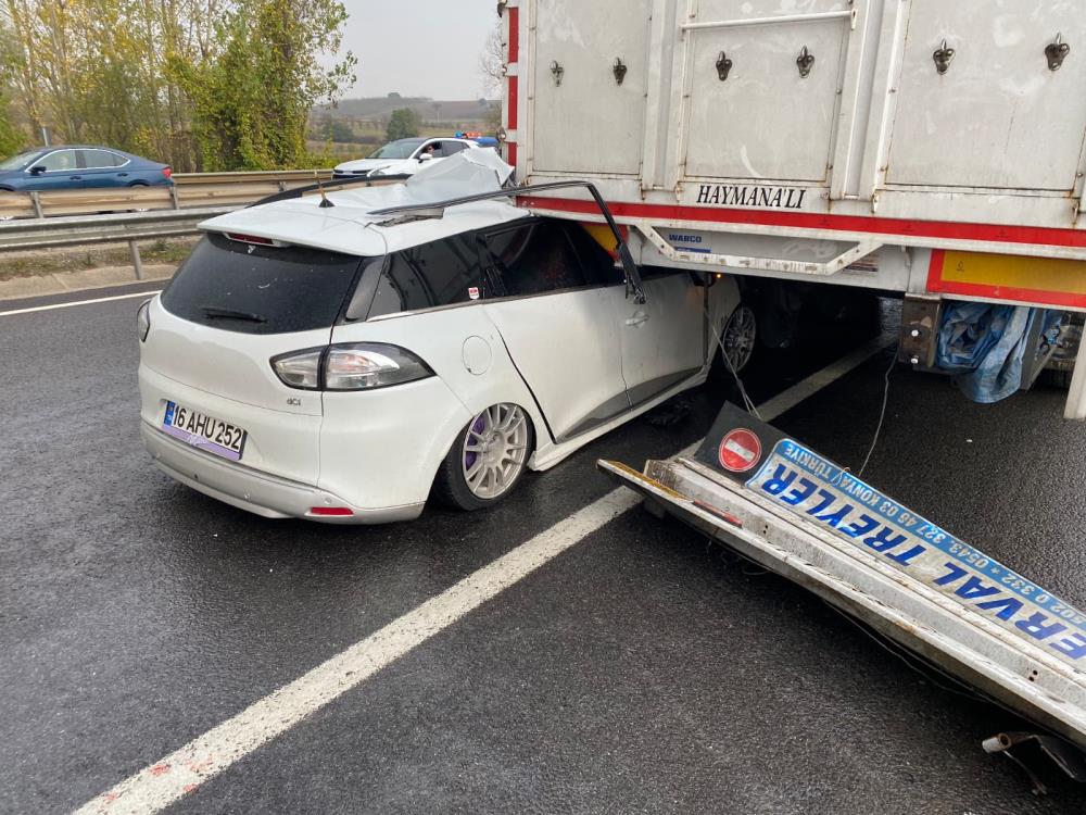 İnegöl’de Otomobil Tırın Altına Girdi! 1’I Ağır 3 Yaralı (3)