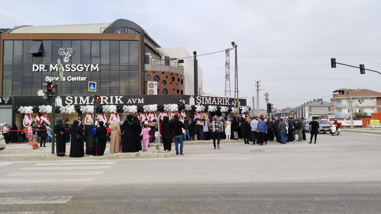 İnegöl’de Şımarık Avm’nin Açılışında Yoğunluk Nedeniyle Izdiham Yaşandı. Güvenlik Gerekçesiyle Açılış Ertelendi; Yeni Tarih Yakında Duyurulacak (1)