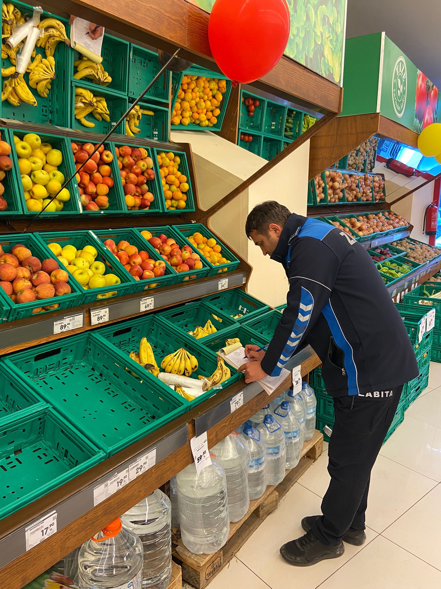 İnegöl’de Zincir Markette Fare Paniği! Görüntülerin Sosyal Medyada Gündem Oldu (2)