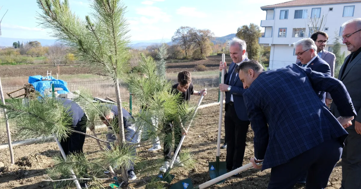 İnegöllü Gençlerden Örnek Davranış 32 Fidan Toprakla Buluşturuldu (3) Gencgazete