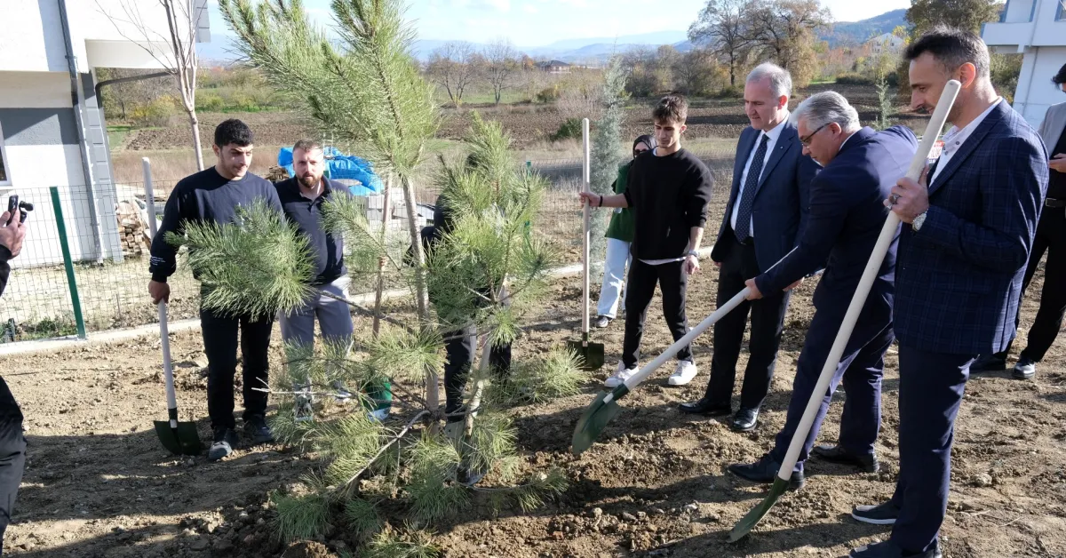 İnegöllü Gençlerden Örnek Davranış 32 Fidan Toprakla Buluşturuldu (4) Gencgazete