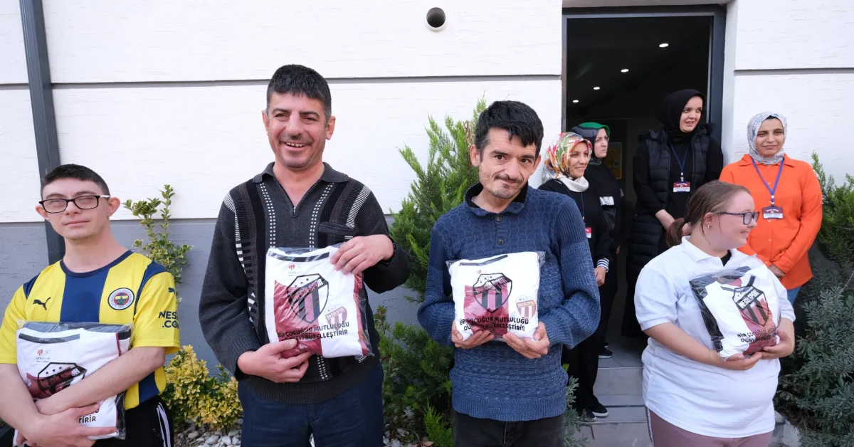 İnegölspor’un Forma Kampanyasında İlk Formalar Teslim Edildi (3)