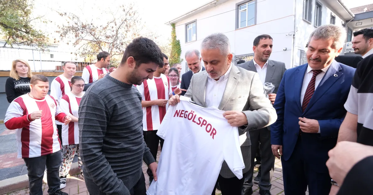 İnegölspor’un Forma Kampanyasında İlk Formalar Teslim Edildi (4)