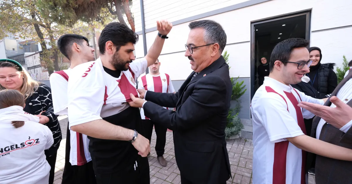 İnegölspor’un Forma Kampanyasında İlk Formalar Teslim Edildi (6)