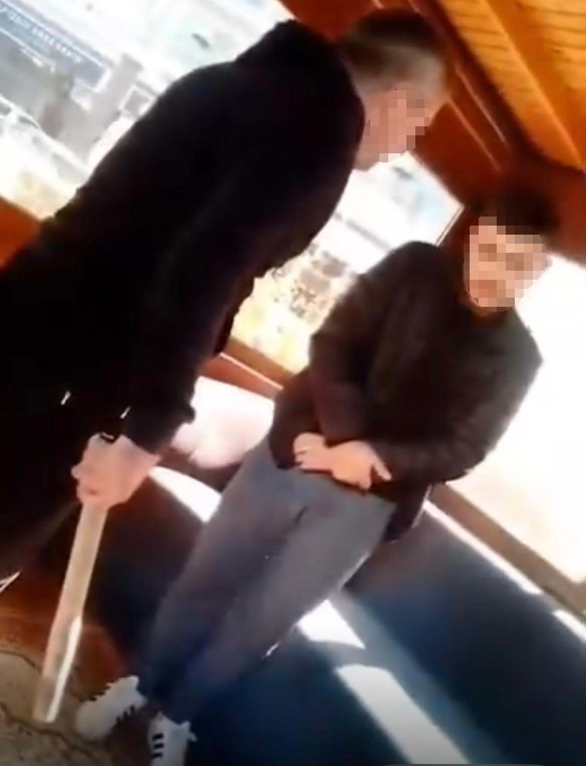 İzmir Bornova’da Hırsızlıkla Suçlanan Taksi Şoförü, Durağa Çağrıldıktan Sonra Diğer Taksiciler Tarafından Darbedildi. Olay Anı Kameraya Yansıdı (1)