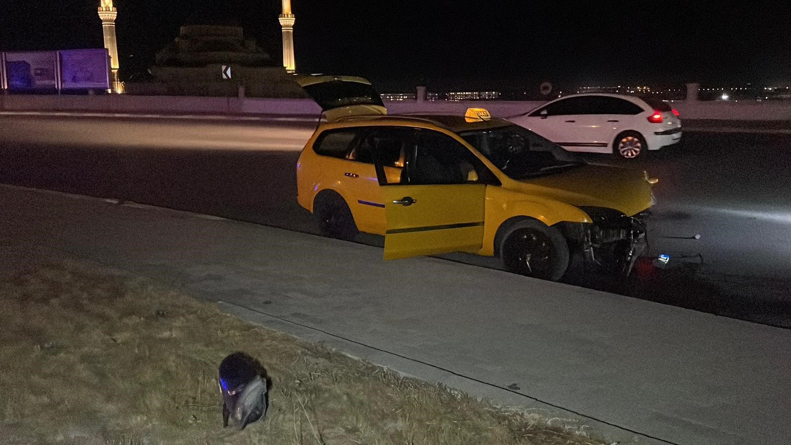 Karaman’da Kontrolden Çıkan Ticari Taksi Yol Kenarındaki Aydınlatma Direğine Çarptı. Sürücü Kazayı Yara Almadan Atlatırken, Araçta Maddi Hasar Oluştu (1)