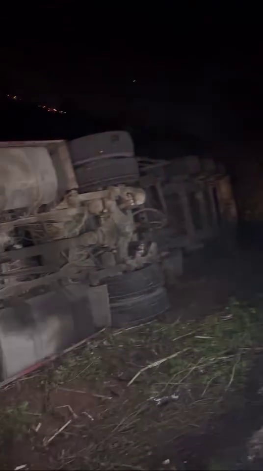 Kaynarca’da Kamyon Devrildi Mahalle Elektriksiz Kaldı (2)