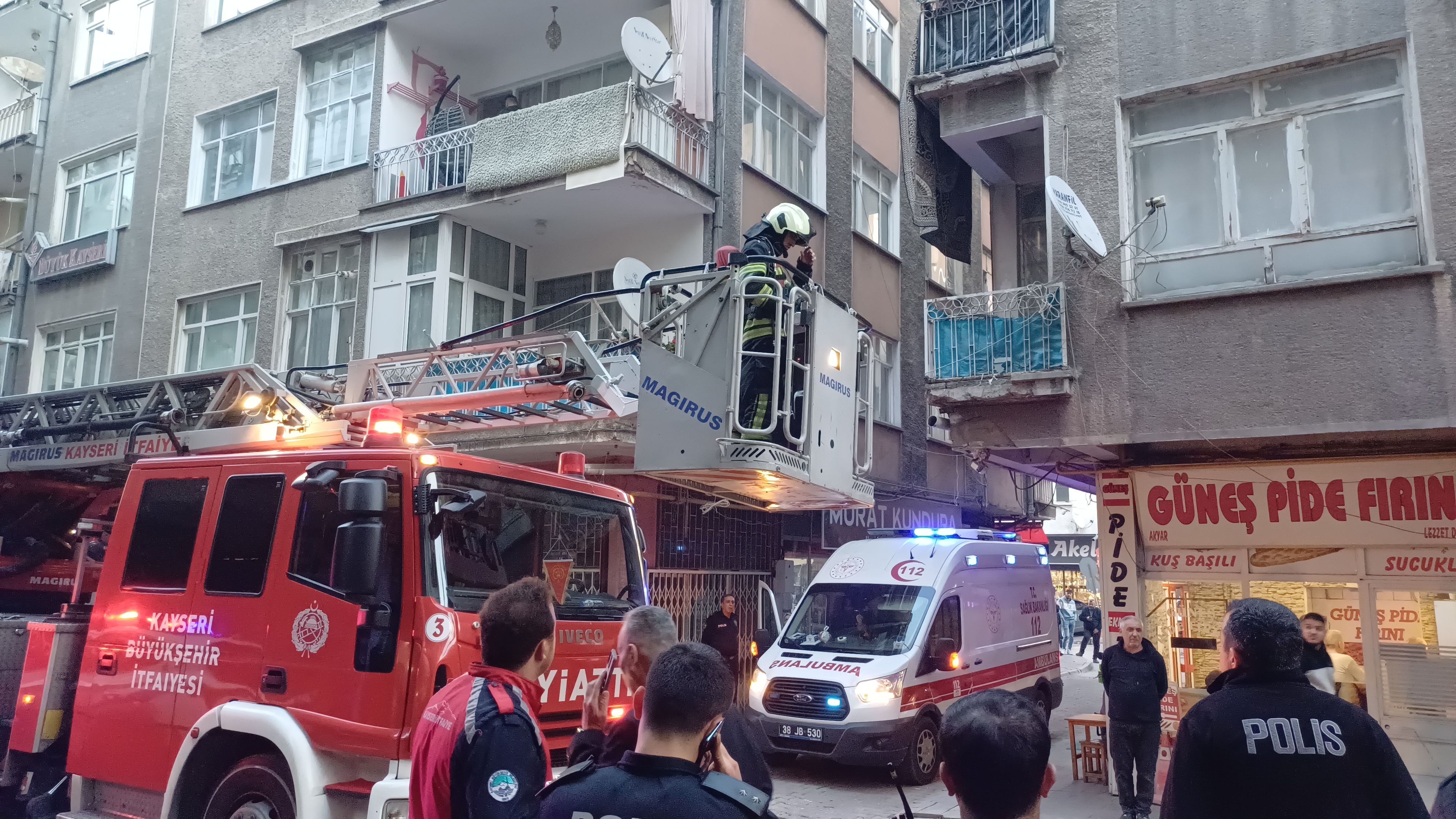 Kayseri’de Apartmanda Çıkan Yangın Paniğe Yol Açtı (1)