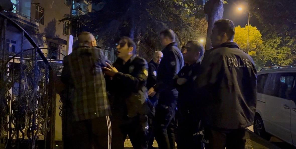 Kayseri’nin Melikgazi Ilçesinde Annesinden Para Alamadığı Iddia Edilen Genç, Bıçakla Kendine Zarar Vermeye Kalkıştı. Polis Ekipleri Şahsı Ikna Ederek Sakinleştirdi (2)