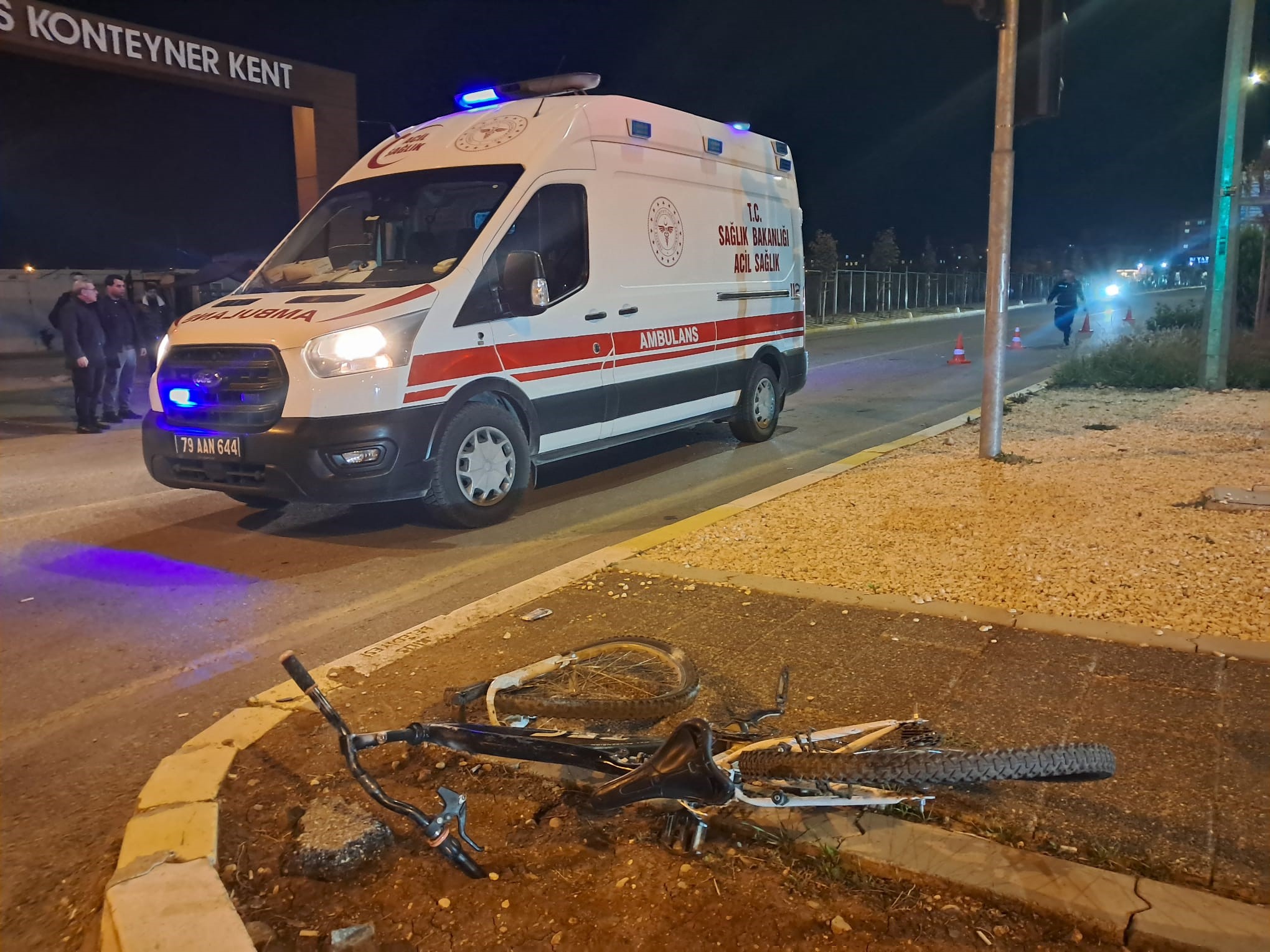 Kilis’te Otomobil Ile Bisikletin Çarpıştığı Kazada Ağır Yaralanan Yabancı Uyruklu Sürücü, Hastanede Hayatını Kaybetti. (1)